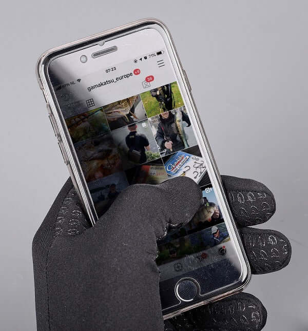 Gant GAMAKATSU -Gloves Screen Touch utilisant un smartphone tactile pour la pêche en mer.