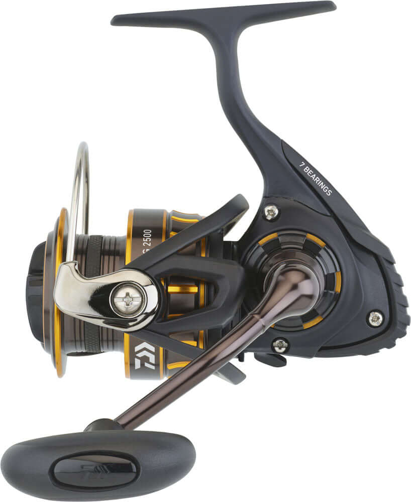 Moulinet BG 3000 - DAIWA, robuste moulinet de pêche en mer, conçu pour affronter des conditions exigeantes, couleur BLACK GOLD 3000.