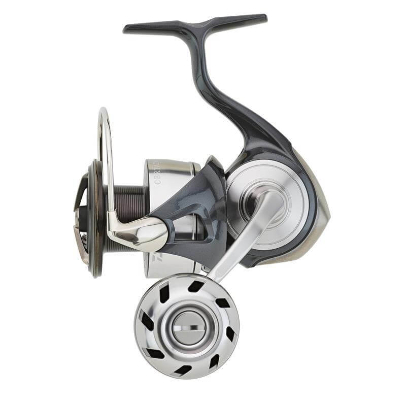 Moulinet Daiwa Certate G 24 LT - DCXH ARK, matériel de pêche en mer, vue latérale de la bobine.