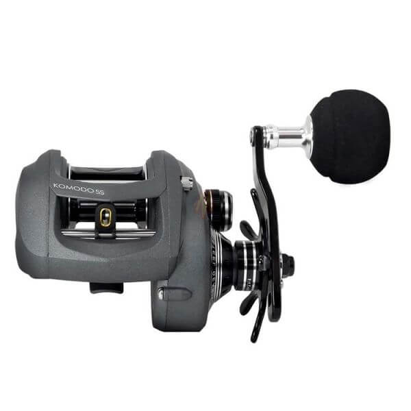 Moulinet.Komodo KDS-364JLX Casting (gauche) - OKUMA vue de côté avec poignée.