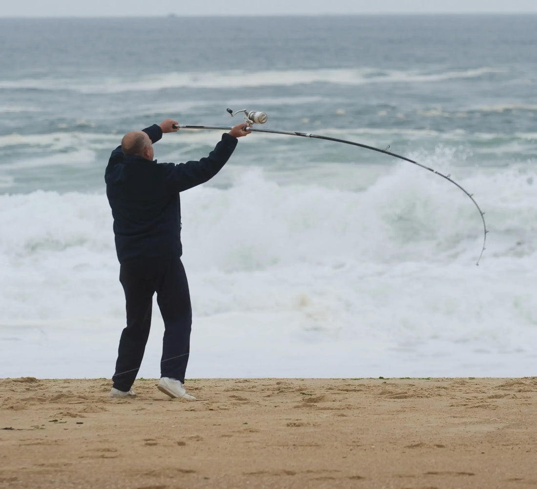 Un pêcheur pratiquant le surfcasting : La pêche du bord qui fait battre le coeur, au bord de la mer.