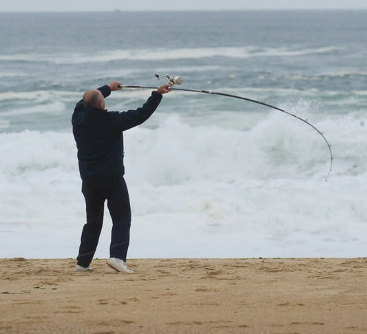Un pêcheur pratiquant le surfcasting : La pêche du bord qui fait battre le coeur, au bord de la mer.