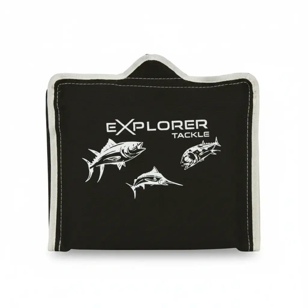 Pochette de rangement Rig wallet - EXPLORER TACKLE avec logo et illustrations de poissons.