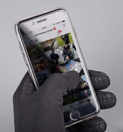 Gant GAMAKATSU -Gloves Screen Touch utilisant un smartphone tactile pour la pêche en mer.