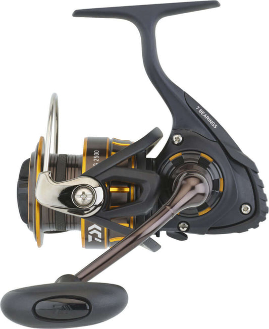Moulinet BG 3000 - DAIWA, robuste moulinet de pêche en mer, conçu pour affronter des conditions exigeantes, couleur BLACK GOLD 3000.