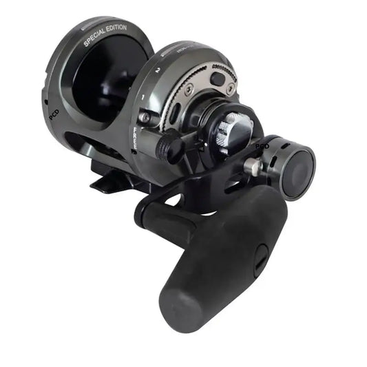 Moulinet. Makaira MK sea - OKUMA, moulinet haut de gamme de traîne mer, photo du modèle spécial édition.