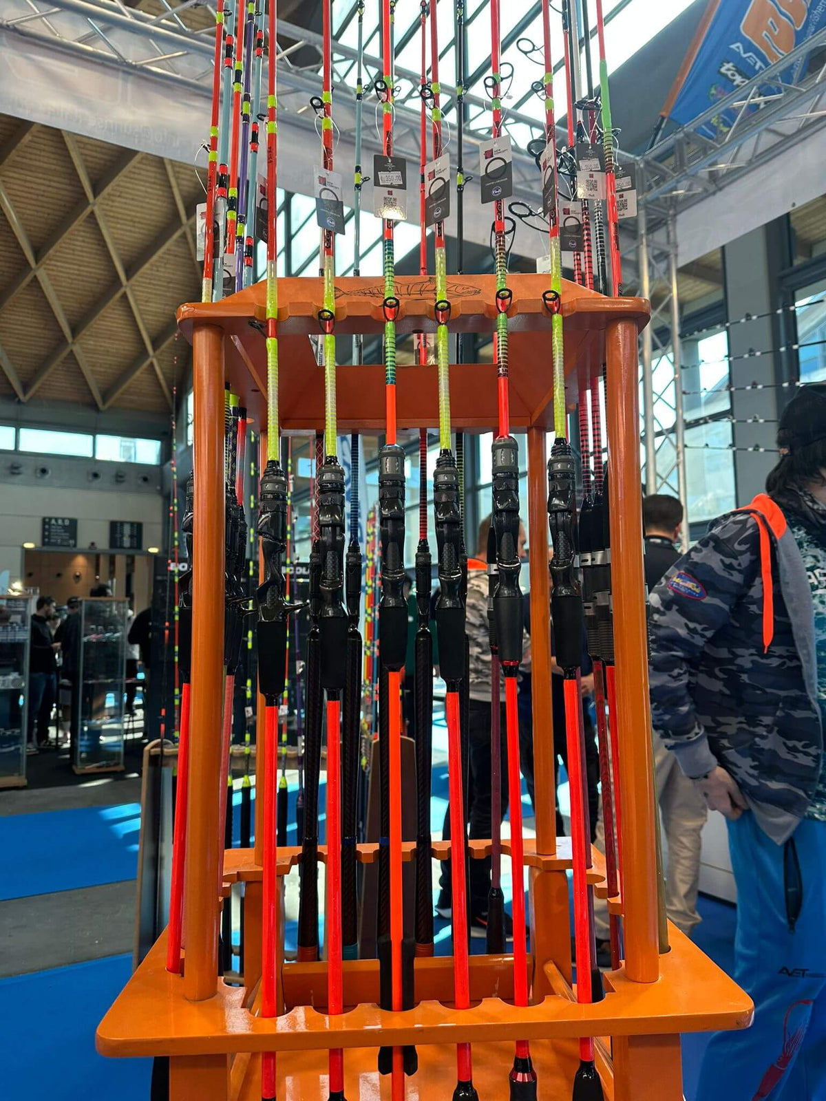 Supports de cannes à pêche en mer, incl. Sunrise Slow Jig- 1,96m – 180g / 250g / 350g dans un salon.