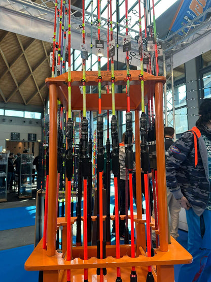 Supports de cannes à pêche en mer, incl. Sunrise Slow Jig- 1,96m – 180g / 250g / 350g dans un salon.